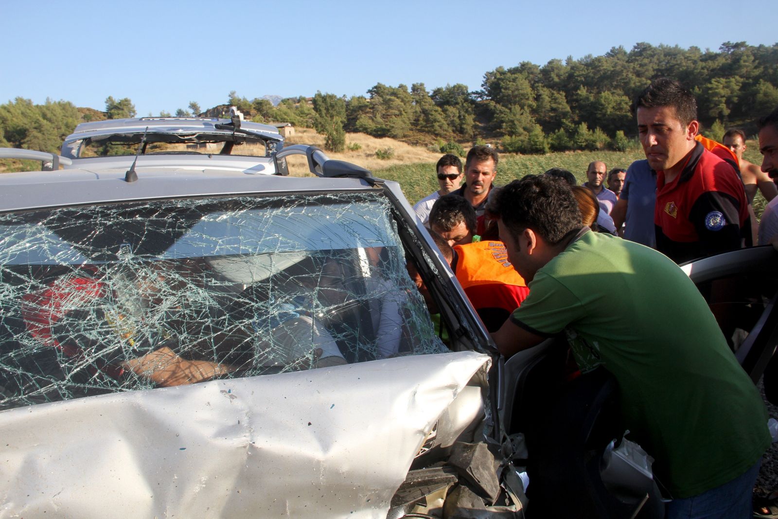 Hafif ticari araç ile otomobil kafa kafaya çarpıştı: 6 yaralı